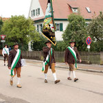 Fahnenabordnung beim Hochzeitsfestumzug