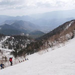 登り始めて振り返る（後方に山荘）