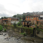 Puente Mosquera,  viviendas construidas sobre márgenes del Río Otún.