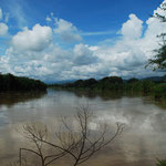 Desembocadura  del río Risaralda  (desde la derecha) sobre el río Cauca (desde el fondo)