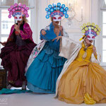 Anna Manske (Tangia), Elsa Giannoulidou (Lisinga) & Marelize Gerber (Sivene) in Le Cinesi - CW Gluck Foto: Charlie Schwarz ©