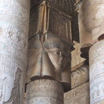 In der Säulenhalle des Hathor-Tempels in Dendera