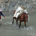 durch den kleinen Fluss