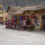 indigener Markt vor der Inka-Festung von Ollanataytambo 
