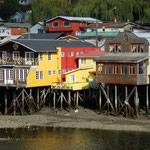 Palafitos genannte Uferhäuser in Castro 
