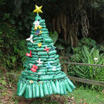 ein Weihnachtsbaum aus Plastikflaschen