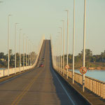 Die Brücke über den Rio Uruguay, die Grenze zwischen Argentinien und Uruguay.