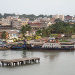 Eine Fähre in Banjul (Gambia)