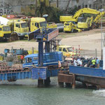 Banjul, eine Fähre hat angelegt (Gambia)