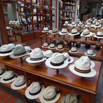im Museum werden Hüte hergestellt und zum Verkauf angeboten