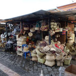 Korbwaren auf dem Kunsthandwerkermarkt in Cuenca