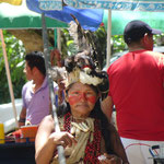 Indigene in Stammeskleidung