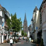 Fußgängerzone Kevelaer mit Basilika St. Marien