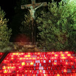 Neben der Pfarrkirche ist eine Stelle für Opferkerzen eingerichtet