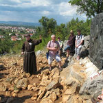 Mittlerweile führt ein Kreuzweg den Berg hinauf, der den Pilgern vieles abverlangt
