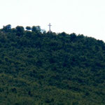 In Erinnerung an den Tod Jesu wurde 1933 das Kreuz auf dem Kreuzberg errichtet Im Schnittbereich von Quer- und Längs"holz" ist ein Stück des Orginalkreuzes Jesu eingearbeitet.
