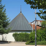In der kleinen Anbetungskirche findet man nachmittags viele Pilger