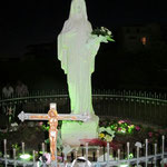 Die Statue der Gospa am Abend vor der Pfarrkirche St. Jakob