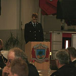 Kamerad Florian Zimmer verliest im Auftrag den Jahresbericht der Feuerwehr Gutendorf für das Jahr 2009.