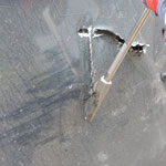 Erstzugang durch die Dachhaut mittels Blechaufreißer am Halligan-Tool des Buttelstedter Rüstwagens.