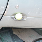 Ein Tennisball hilft hier das intakte Türschloss offen zu halten.