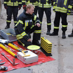 Der Ausbilder der Feuerwehr Buttelstedt erklärt die einzelnen Geräte und deren Anwendung.