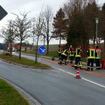Die Ölspur wurde mit Bindemittel abgestumpft und die Gefahr damit beseitigt.