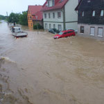Trotz der Straßensperrung fuhren uneinsichtige Autofahrer durch die Wassermassen.