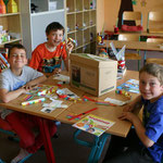 Die Schüler beim auspacken der "Klimabox".