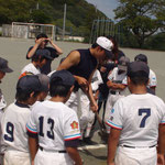 マウンドへの甲子園の土埋め。