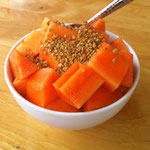 Erste feste Nahrung am Tag 8: Papaya mit Bee Pollen