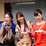 Hübsche Japanerinnen beim Lunch