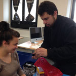 Luca Martinelli spiega cosa fanno nel laboratorio della sua scuola, l'Istituto Marconi
