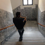Prof. Marcello Cualbu trasporta la stampante 3D