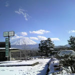 花壇とその周辺は、雪で真っ白…。でも、富士山は相変わらずきれいです♪