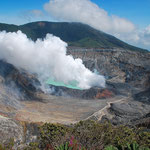 Säuresee des Poas (Costa Rica). Der Dampf ist so ätzend, dass bisin 3 Kilometer entfernung nichts wächst.