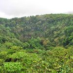 Alter mit Nebelwald bewachsener Krater des Mombacho, Nicaragua. 