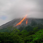 Das Wachstum des Domes ist oft begleitet von Steinschlag. Das ist "älteres" Material welches abbricht wenn neus Magma von unter drückt. Den ein Lavadom ist nicht anderes als ein Lavapfropfen.