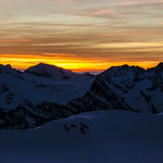 Rosenhorn (3689m) im Morgenlicht. Weit hinten über dem Joch der 41km entfernte Titlis.