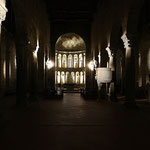 L'interno illuminato della chiesa