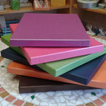 Serie di scatole multicolore in carta opalescente