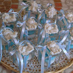 Le stesse scatoline in plexiglass chiuse con mini nastrini e decorate con angioletti in gesso 