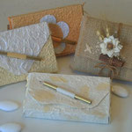 Originali pochette in carte orientali e in juta chiuse con una matitina o con cordini resinati e bouquet naturali