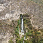 ein Wasserfall mitten aus dem Berg