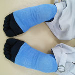 骨盤修正後、両足が揃っています。