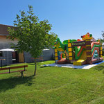 Garten mit Hüpfburg