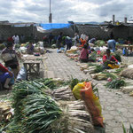 Markt am Rand von Latacunga, wo man Fruechte und Gemuese einkauft