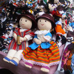 Puppen mit der typischen otavalenischen Tracht