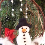Schneemann im Türkranz