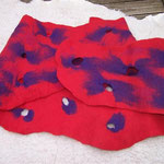 Hüftschmeichler mit Blumenverschluss rot/lila, Merino